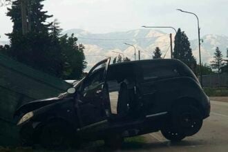 Incidente a Teggiano: auto sbanda e finisce fuori strada, due feriti