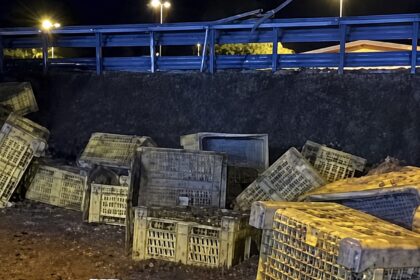  perde il carico di pomodori a Sicignano: auto travolte e due feriti