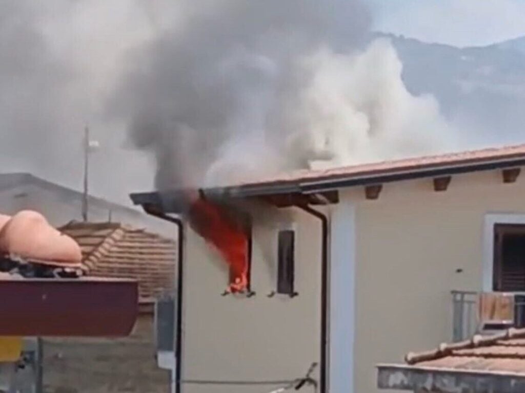 Incendio in un appartamento a Capaccio Paestum: distrutto il tetto