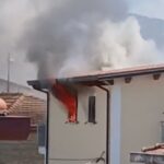 Incendio in un appartamento a Capaccio Paestum: distrutto il tetto