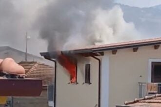 Incendio in un appartamento a Capaccio Paestum: distrutto il tetto