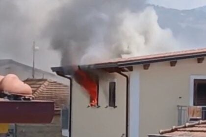 Incendio in un appartamento a Capaccio Paestum: distrutto il tetto