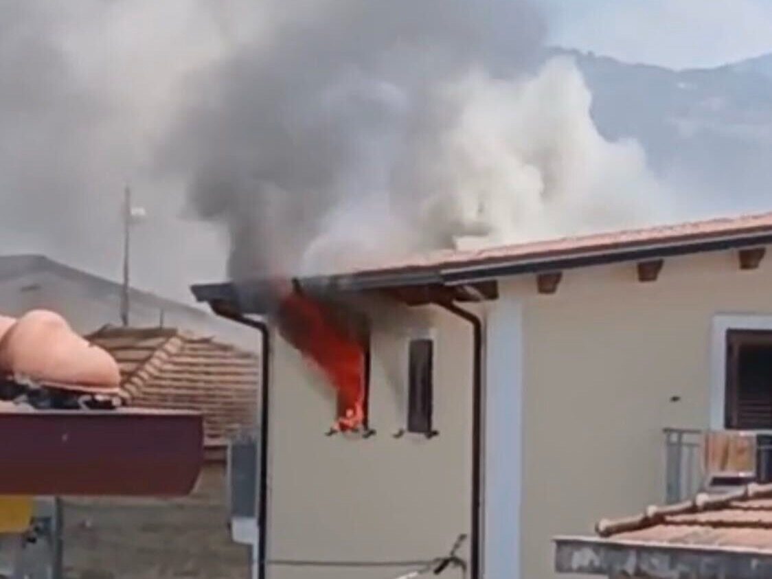 Incendio in un appartamento a Capaccio Paestum: distrutto il tetto