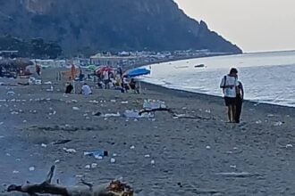 Ferragosto in Cilento, spiagge invase dai rifiuti dopo i falò della notte