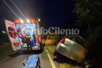 Incidente a Castellabate, auto finisce fuori strada sulla Via del Mare: un ferito