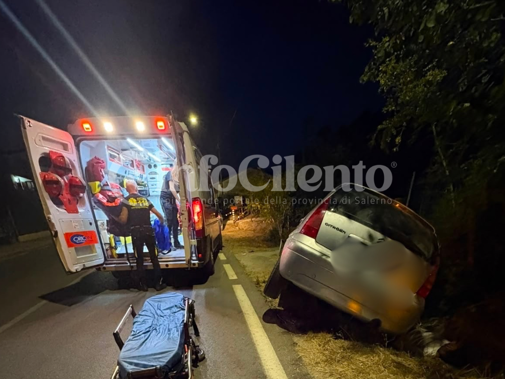 Incidente a Castellabate, auto finisce fuori strada sulla Via del Mare: un ferito