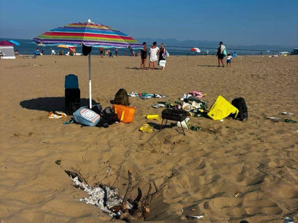 Ferragosto 2026 nel Cilento: spiagge piene, rifiuti e viabilità in tilt