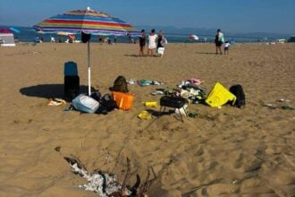 Ferragosto 2026 nel Cilento: spiagge piene, rifiuti e viabilità in tilt