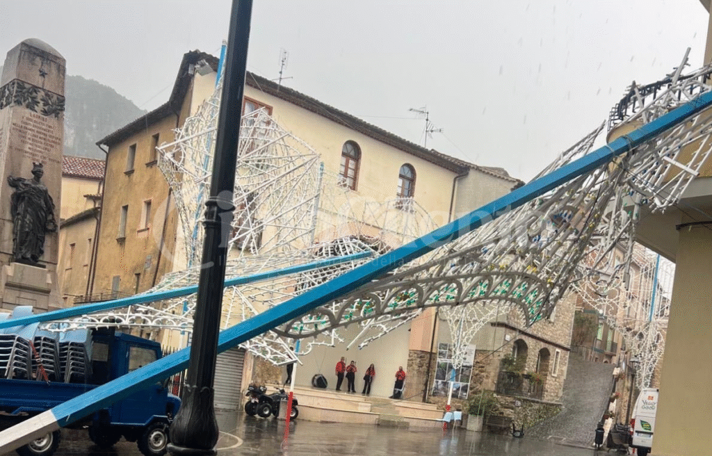 Tromba d’aria a Laurino: paura in piazza, divelte le luminarie di Sant’Elena