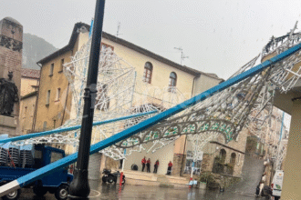 Tromba d’aria a Laurino: paura in piazza, divelte le luminarie di Sant’Elena