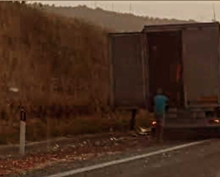 Incidente sulla A2, tra Contursi Terme e Campagna: disperso carico di pomodori sott’olio