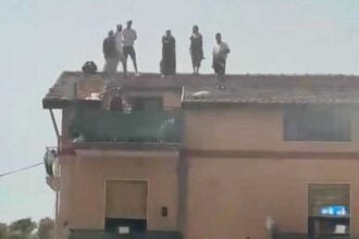 Incendio sulla Statale 18 a Eboli, fiamme in casa: residenti salvati sul tetto