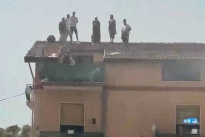 Incendio sulla Statale 18 a Eboli, fiamme in casa: residenti salvati sul tetto