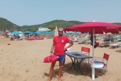 Castellabate, ragazzo rischia di annegare: salvato dai bagnini