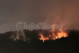 Incendio a Roccadaspide, fiamme in via Tempone Zerillo: brucia la montagna