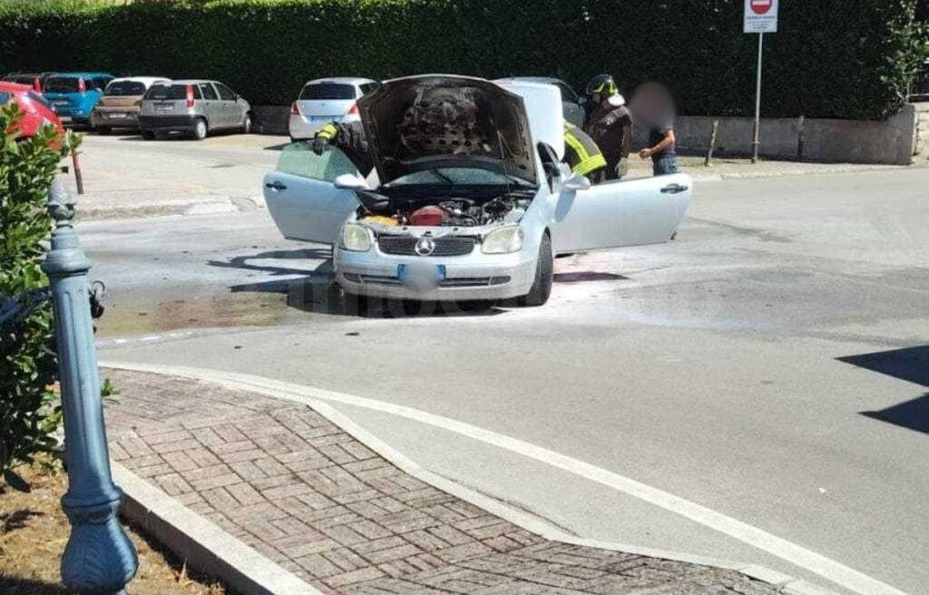 Auto in fiamme a Polla in via Curto: conducente in salvo, paura in centro