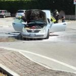Auto in fiamme a Polla in via Curto: conducente in salvo, paura in centro