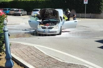 Auto in fiamme a Polla in via Curto: conducente in salvo, paura in centro