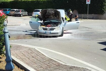 Auto in fiamme a Polla in via Curto: conducente in salvo, paura in centro