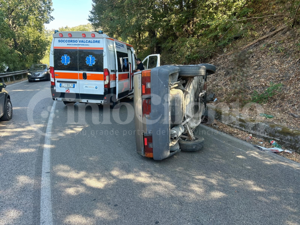 Castellabate, auto d’epoca si ribalta sulla Via del Mare: illeso il conducente
