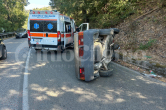 Castellabate, auto d’epoca si ribalta sulla Via del Mare: illeso il conducente