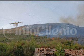 Doppio incendio nel Basso Cilento: Canadair in azione a Camerota