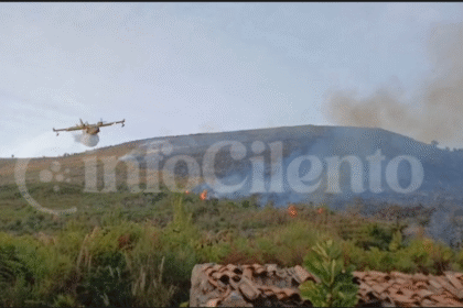 Doppio incendio nel Basso Cilento: Canadair in azione a Camerota