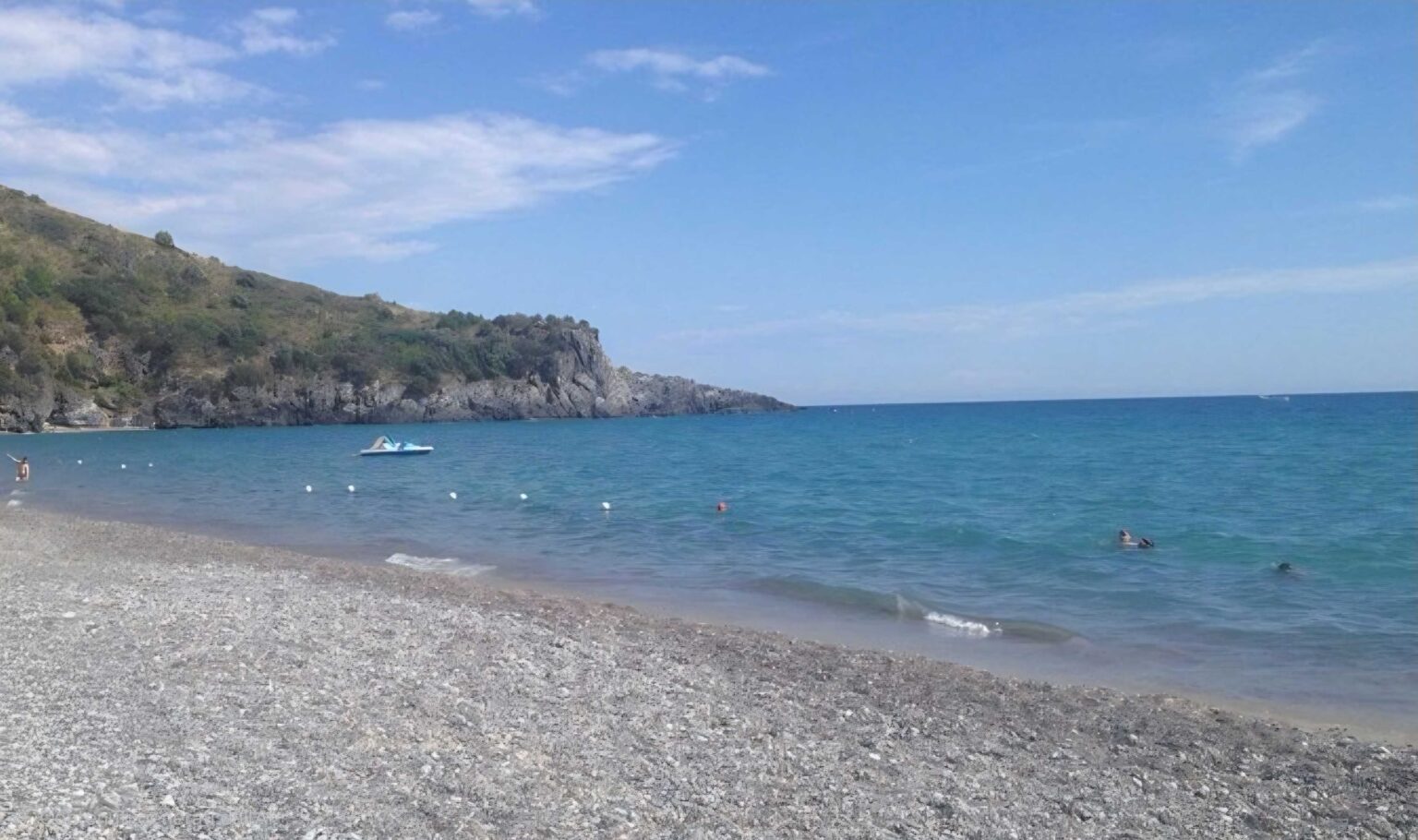 Paura a Marina di Camerota: pattino rischia di impattare la scogliera, salvati quattro ragazzi