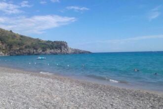 Paura a Marina di Camerota: pattino rischia di impattare la scogliera, salvati quattro ragazzi