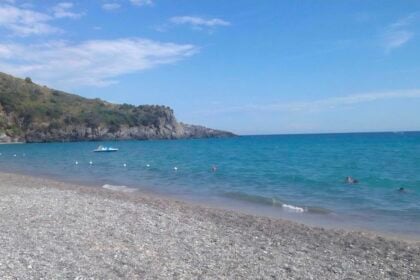 Paura a Marina di Camerota: pattino rischia di impattare la scogliera, salvati quattro ragazzi