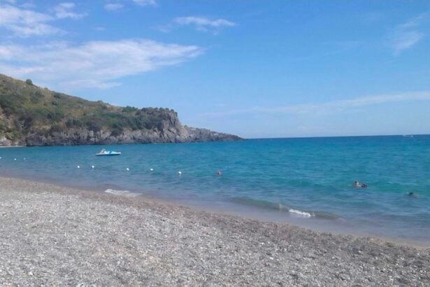 Paura a Marina di Camerota: pattino rischia di impattare la scogliera, salvati quattro ragazzi