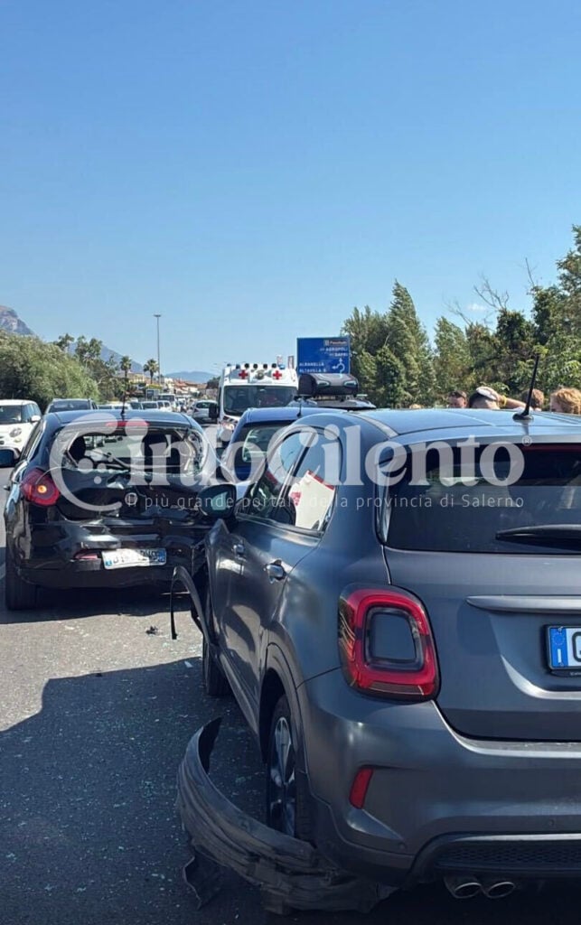 Incidente sulla SS18 a Eboli: tre auto coinvolte, traffico in tilt