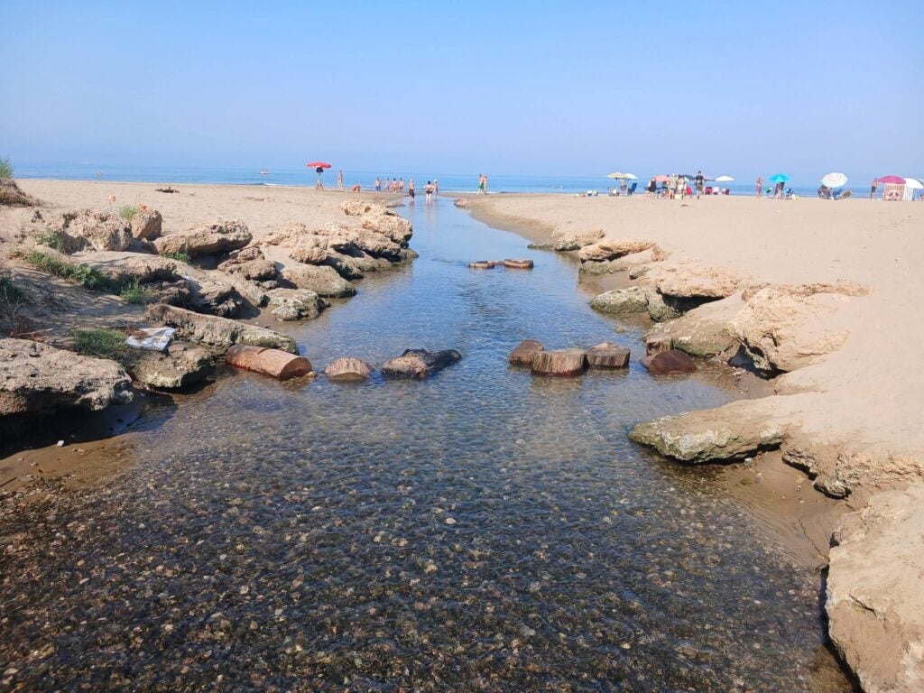 Fiume Acqua Sulfurea di nuovo limpido a Capaccio Paestum: mare pulito e analisi nella norma