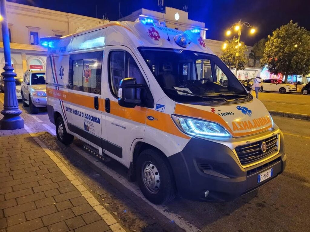 Salerno, 54enne ferito e in stato confusionale in stazione: salvato dai viaggiatori
