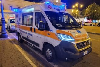 Salerno, 54enne ferito e in stato confusionale in stazione: salvato dai viaggiatori