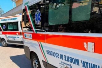 Malore in treno a Battipaglia: soccorsi due passeggeri, linea bloccata