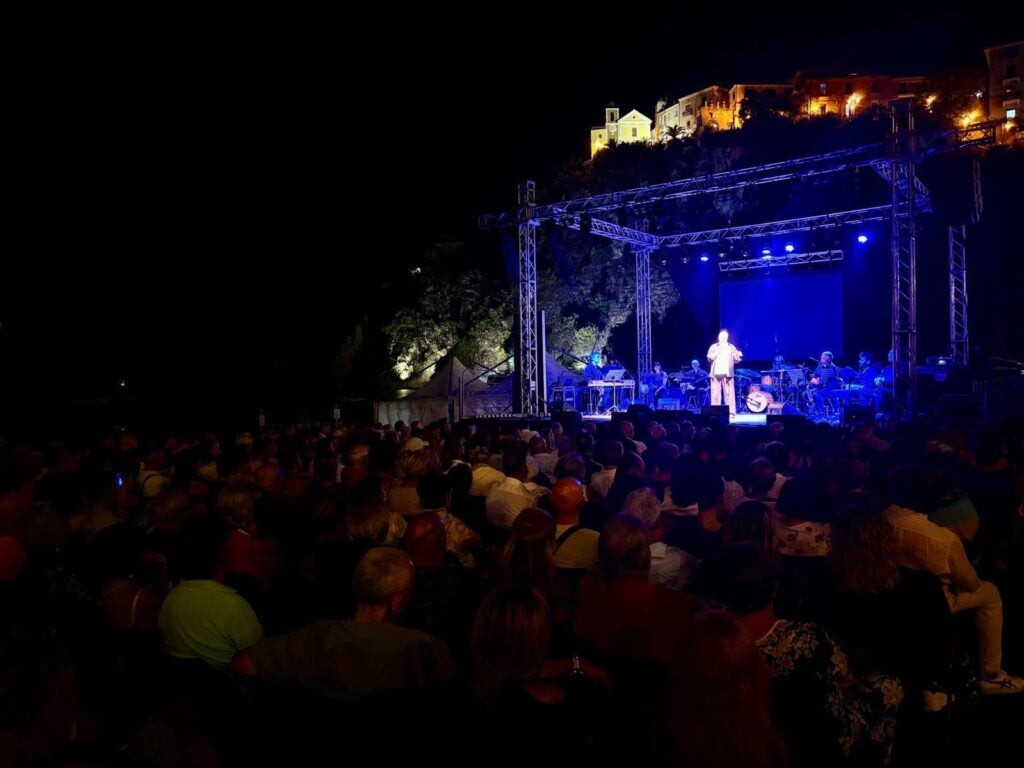 Agropoli, pericolo all’Arena del Mare: ragazzo sprofonda nella melma
