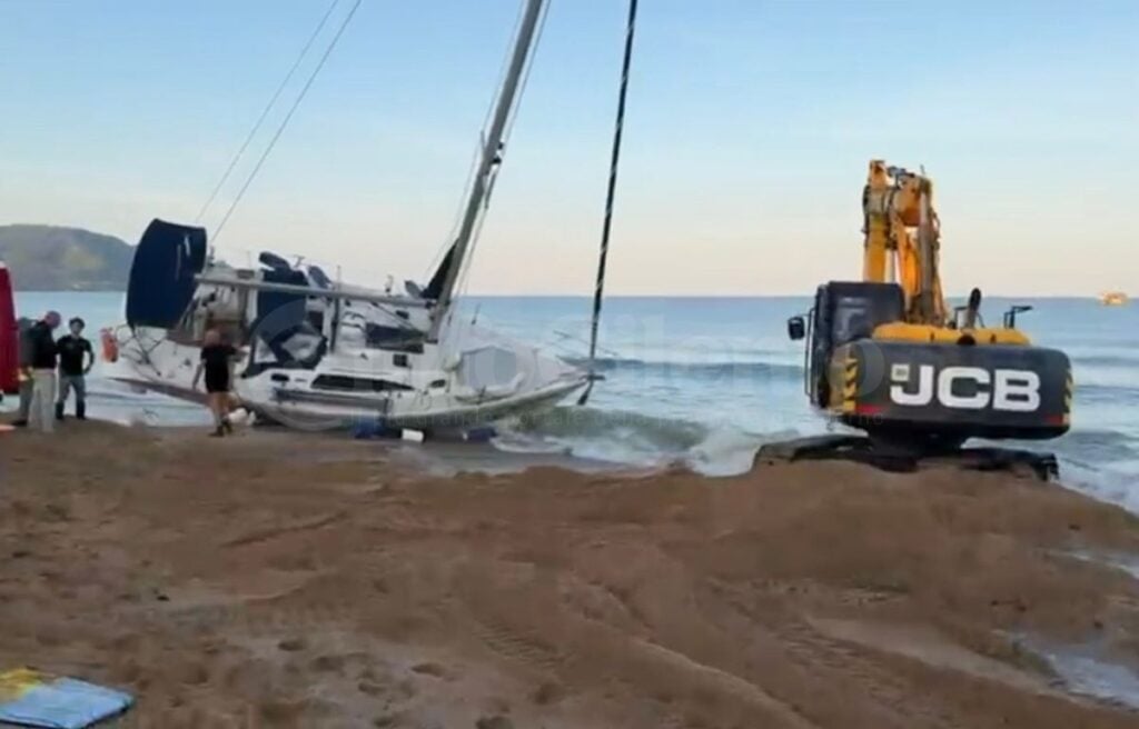 Castellabate, rimossa la barca a vela arenata sulla spiaggia di Lago
