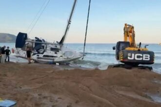 Castellabate, rimossa la barca a vela arenata sulla spiaggia di Lago