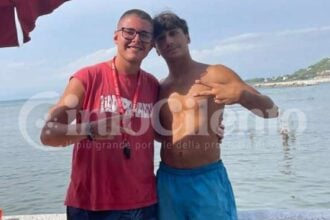 Paura in mare ad Agropoli, gommone bloccato al largo: bagnini salvano un padre e due ragazze