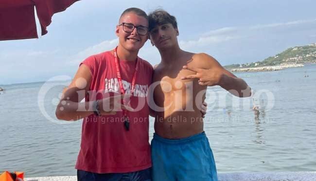 Paura in mare ad Agropoli, gommone bloccato al largo: bagnini salvano un padre e due ragazze