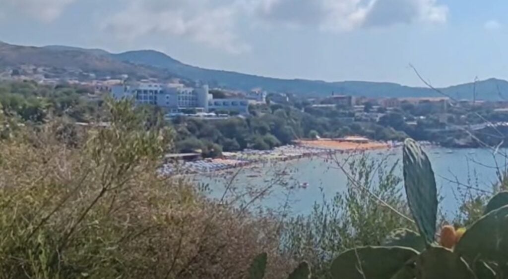 Marina di Camerota, ombrelloni sulla battigia alla Calanca: la denuncia