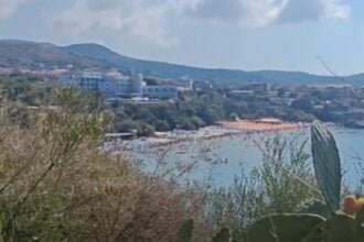 Marina di Camerota, ombrelloni sulla battigia alla Calanca: la denuncia