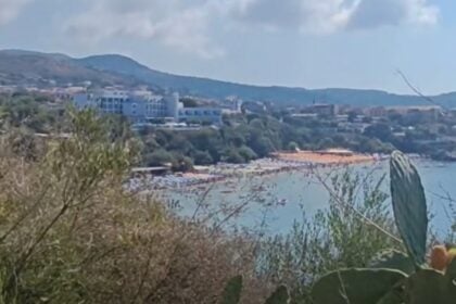 Marina di Camerota, ombrelloni sulla battigia alla Calanca: la denuncia