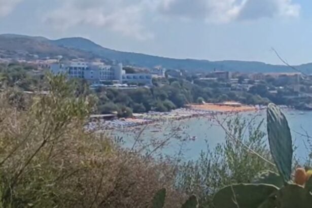 Marina di Camerota, ombrelloni sulla battigia alla Calanca: la denuncia