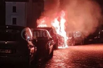 Auto in fiamme nel centro storico di Eboli: boato e paura vicino al Santuario