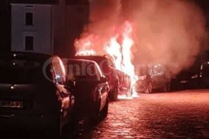 Auto in fiamme nel centro storico di Eboli: boato e paura vicino al Santuario