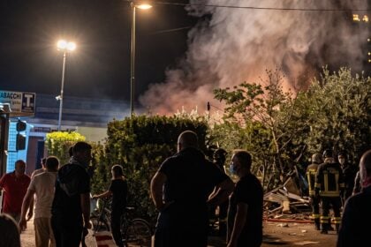 Incendio ad Eboli, fiamme in un deposito in località Acquarita: indagini in corso