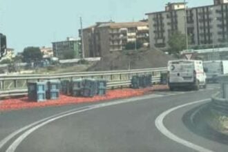Camion perde il carico di pomodori a Battipaglia: traffico e senso unico alternato sulla A2