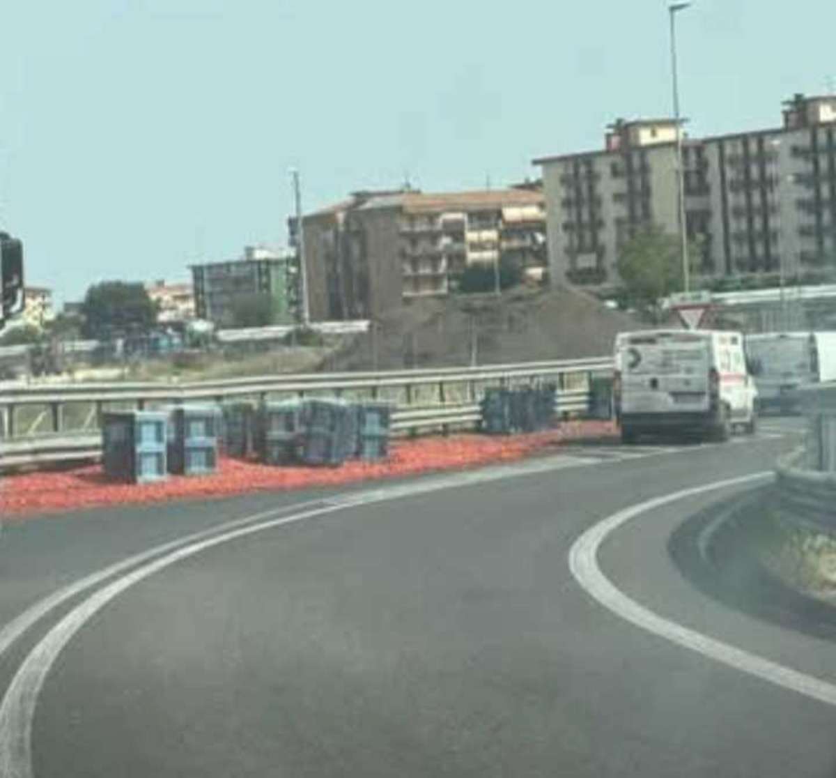 Camion perde il carico di pomodori a Battipaglia: traffico e senso unico alternato sulla A2